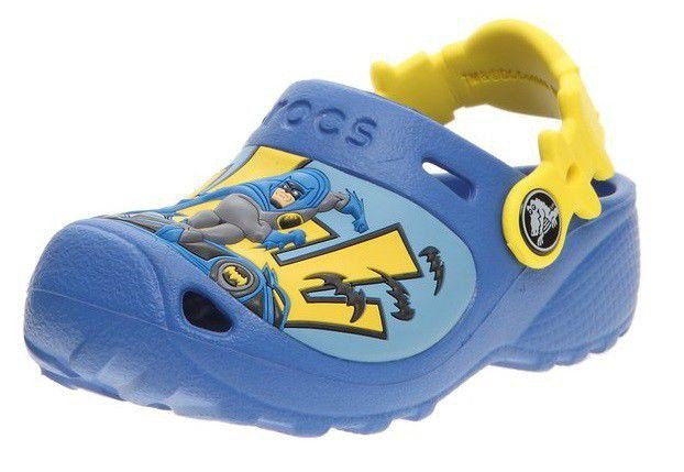 Crocs Classic Caped Crusader Sea Blue Niebieskie klapki dla dzieci z Batmanem